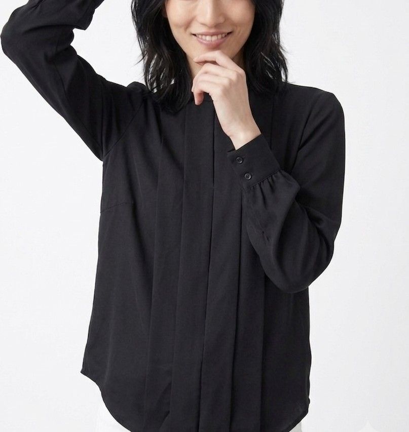 H&M BASIC BLOUSE (Category: Blouses) located in Sepang. Submitted by twolips.wardrobe (Listing ID 1458715927, Image 2). Description: FREE POSTAGE SEMENANJUNG ✔️ SS POSTAGE + RM15 ❤️❤️❤️❤️❤️❤️❤️❤️ PLEASE BACA SEBELUM BELI: ❤️ ADA 5 OWNER BAJU DALAM NI. 2 admin ❤️ BAJU DARI PELBAGAI SOURCES (ada new item/ warehouse sale/ custom/preloved / yang tak berkenan beli kat seller lain pun akan diletgo semula di sini, etc) ❤️ TAK SESUAI UNTUK FUSSY BUYER. N