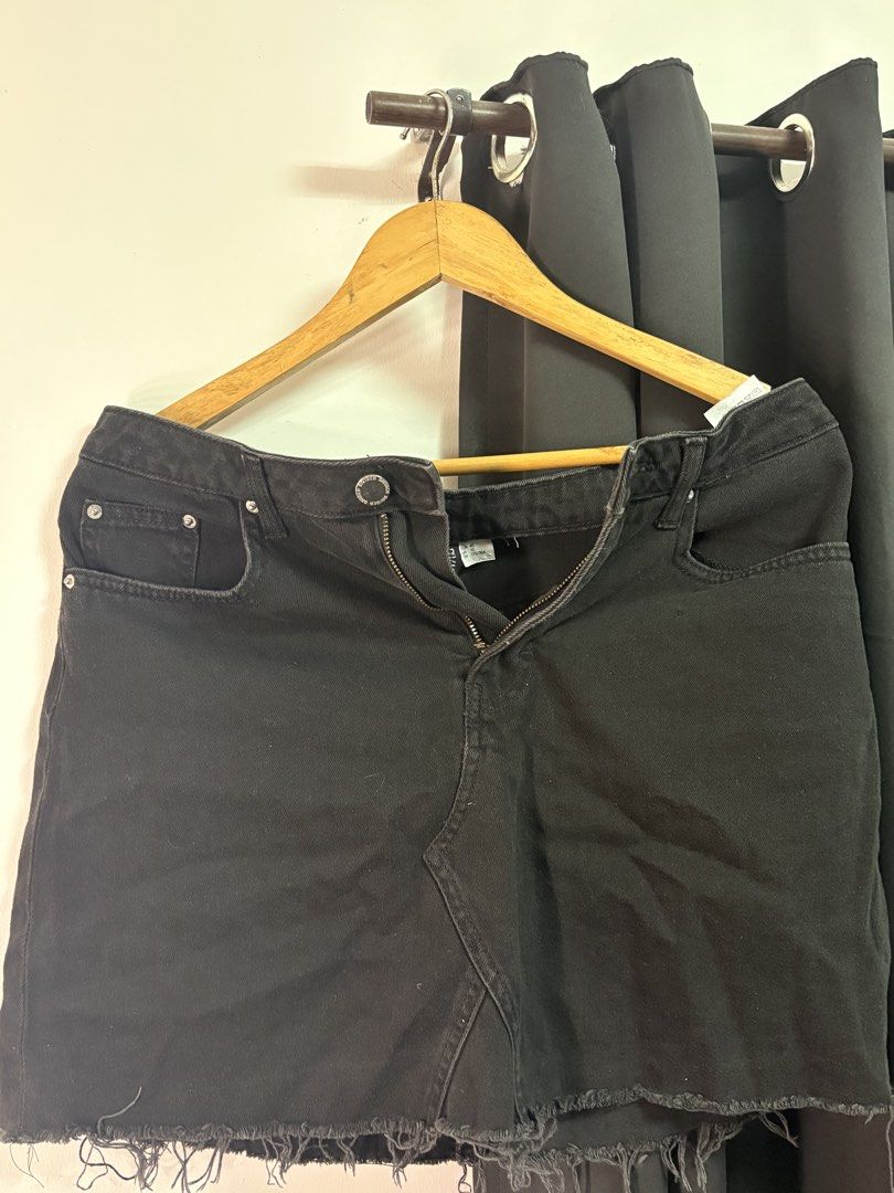H&M Denim skirt black (Category: Skirts) located in Manila. Submitted by jeweeeel (Listing ID 1458798933, Image 1). Description: .