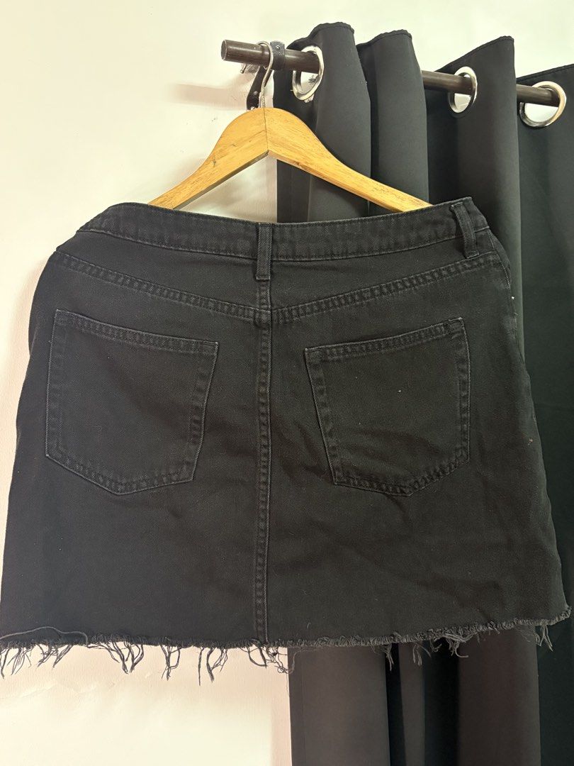 H&M Denim skirt black (Category: Skirts) located in Manila. Submitted by jeweeeel (Listing ID 1458798933, Image 2). Description: .
