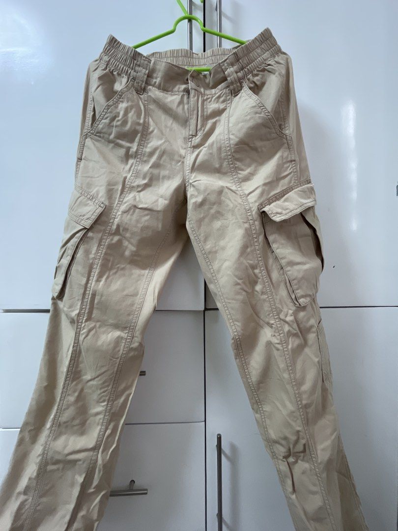 H&M Divided Beige Cargo Pants (Category: Other Bottoms) located in Santiago. Submitted by sissy.declutter (Listing ID 1458694191, Image 1). Description: - Length: 38 inches - Fits 27-29 inches waistline - Gcash payment - Location: Isabela - J&T - H&M Divided beige cargo pants - Elastic waistband with drawstring - Multiple pockets (front and side) - Straight leg fit - Ideal for casual wear.