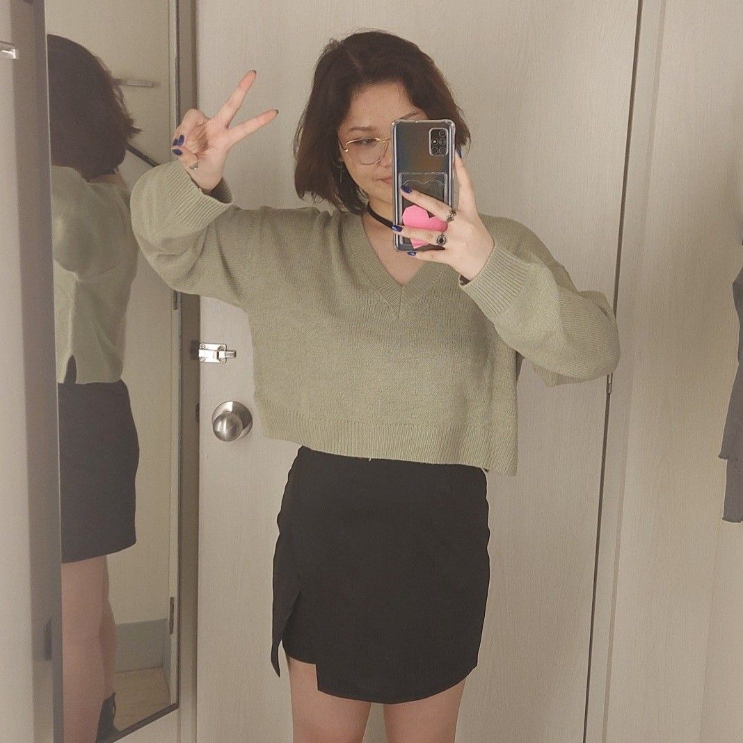 H&M Divided Green Cropped V-Neck Sweater (Category: Longsleeves) located in Paranaque City. Submitted by itsveeagain (Listing ID 1458833868, Image 2). Description: Cute light green H&M Divided cropped sweater. V-neck, long sleeves, ribbed knit. Wore only a few times! rfs: cleaning out my closet ^_^.