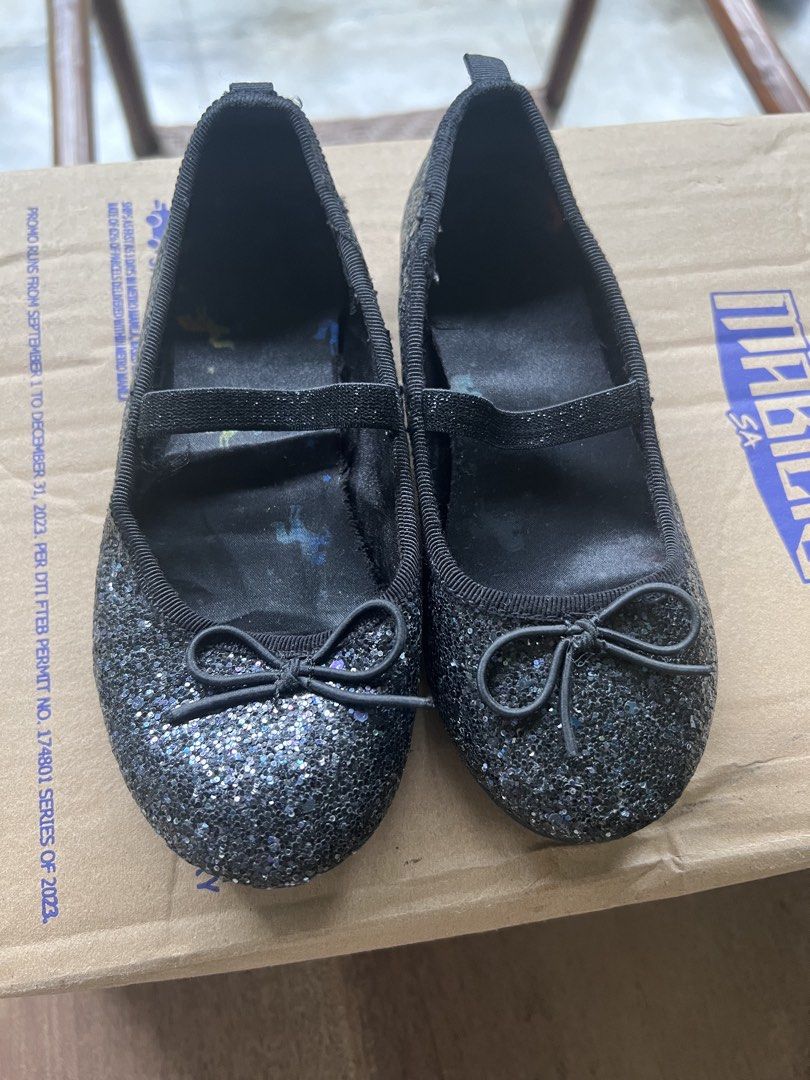 H&M Glitter Ballet Flats Size 28 (Category: Babies & Kids Fashion) located in Pulilan. Submitted by chibimoon81 (Listing ID 1458720349, Image 2). Description: - Sparkly black glitter ballet flats - Brand: H&M - Size : 28 - approx. 4–5 years old - Features a cute bow detail on the front - Strap across the foot for added security - Easy slip-on style - Perfect for parties or everyday wear - Note: Some scuffs and marks inside from wear. Please check