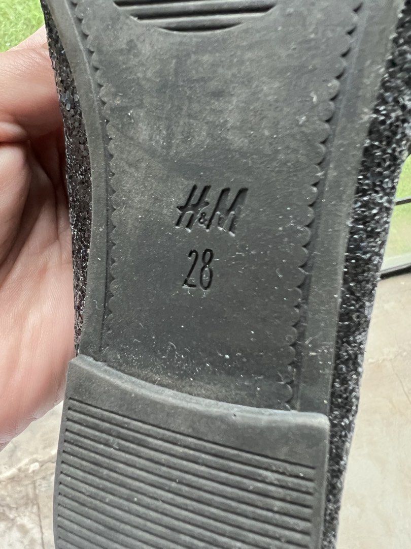 H&M Glitter Ballet Flats Size 28 (Category: Babies & Kids Fashion) located in Pulilan. Submitted by chibimoon81 (Listing ID 1458720349, Image 3). Description: - Sparkly black glitter ballet flats - Brand: H&M - Size : 28 - approx. 4–5 years old - Features a cute bow detail on the front - Strap across the foot for added security - Easy slip-on style - Perfect for parties or everyday wear - Note: Some scuffs and marks inside from wear. Please check