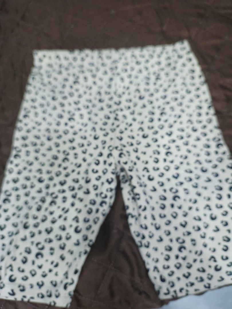 H&M Leopard Print Leggings Size 10 (US) (Category: Babies & Kids Fashion) located in Bulacan. Submitted by gratsy (Listing ID 1458790257, Image 1). Description: - Cute leopard print leggings from H&M - Stretchy waistband for ultimate comfort - Perfect for everyday wear or lounging - Size: 10 US / 9-10 years - Condition: Good.