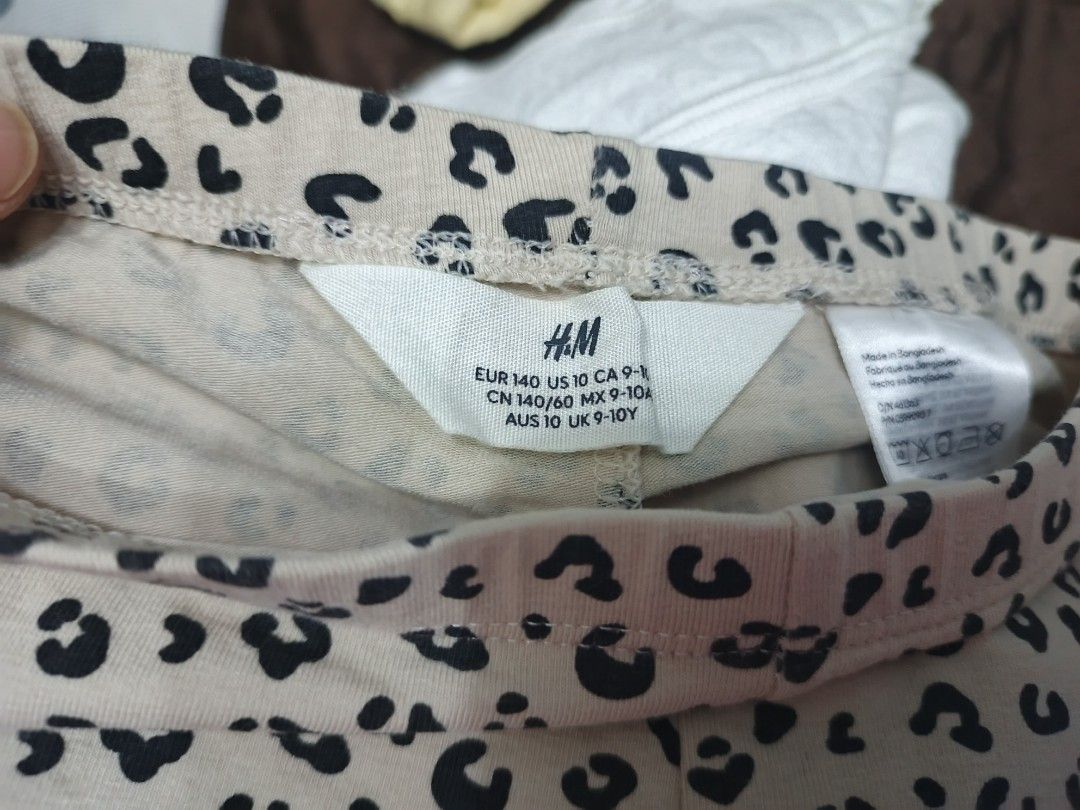 H&M Leopard Print Leggings Size 10 (US) (Category: Babies & Kids Fashion) located in Bulacan. Submitted by gratsy (Listing ID 1458790257, Image 2). Description: - Cute leopard print leggings from H&M - Stretchy waistband for ultimate comfort - Perfect for everyday wear or lounging - Size: 10 US / 9-10 years - Condition: Good.
