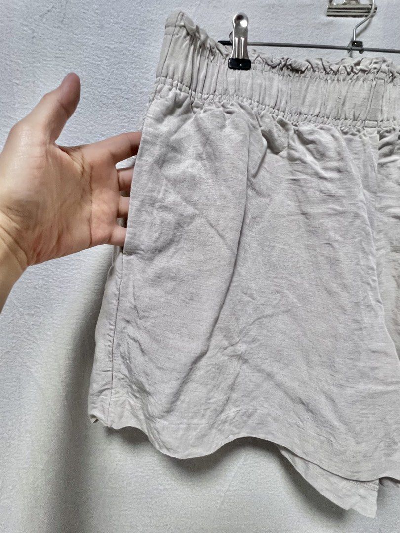H&M Linen Blend Shorts (Category: Shorts) located in Quezon City. Submitted by mondaymayhem (Listing ID 1458757354, Image 3). Description: 673) fits medium-large 🚚j&t(payment first) ☑️same day delivery(lalamove/grab) 📍Batasan hills QC No refund/return/exchange. All sales are final! Strictly no cancellation/changing of orders Items are thrifted so please manage your expectations. Color may slighly differ due to lighting. Make sure of your size. 