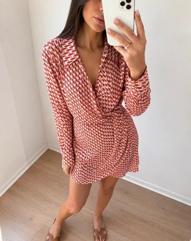 H&M Pink Satin Collared Dress (Category: Dresses) located in Manila. Submitted by declutterwithC (Listing ID 1458727542, Image 1). Description: Pink pattern satin dress with collar. Perfect for work or office dress. Best fit med to large Brand : H&M.