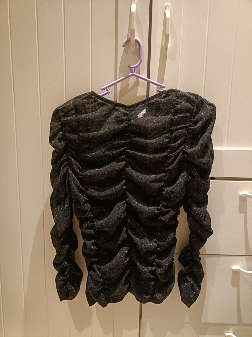 H&M Ruched Glittery Mesh Top (Category: Longsleeves) located in Bacoor. Submitted by Miss_Chuch0521 (Listing ID 1458840288, Image 3). Description: Brand: H&M Size: Can fit XS-S Condition: Like new never used RFS: Declutter MOP: Gcash / Bank Transfer MOD: Lalamove / J&t, no meetups or pickups Loc: Bacoor, Cavite.
