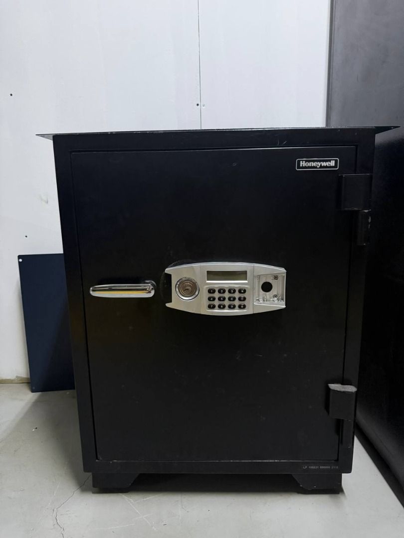Honeywell Digital Safe with Keypad Lock (Category: Safe) located in Mandaluyong City. Submitted by jenerously (Listing ID 1458819760, Image 1). Description: -Keys only to open.