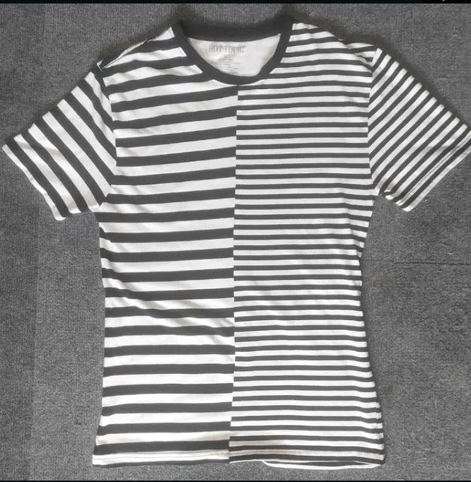 Hot Topic Shirt (Category: Tshirts & Polo Shirts ) located in Baguio. Submitted by belonging0. (Listing ID 1458725027, Image 1). Description: Hot Topic 450php+sf 17x28.
