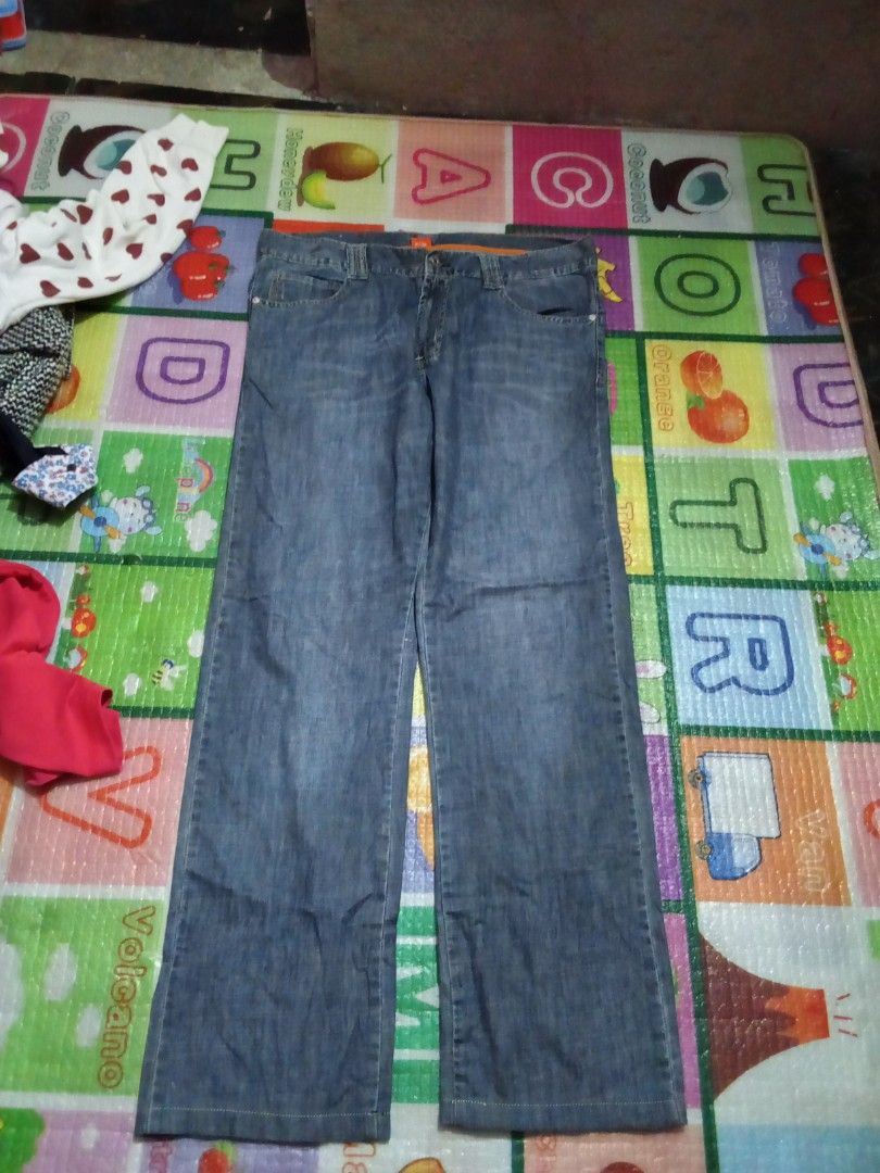Hugo boss (Category: Jeans) located in Manila. Submitted by tcbukay_zxc25 (Listing ID 1458802676, Image 1). Description: hugo boss pants size 36 length 40 leg opening 8.