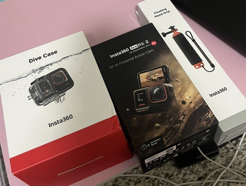 Insta360 Ace Pro 2 Dual Battery Dive Bundle (續航強化 | 潛水套裝) （分類：攝錄機）位於 Hong Kong。 由 alsjcnt 提交（商品編號 1458742481，圖片 1）。簡介： 急放， 只限面交，地點可議。 用左幾次only，可dm要多啲相！ 潛水套裝包括 1x Insta360 Ace Pro 2、1x 防風罩（默認預裝）、2x 電池、1x 標準支架、1x 麥克風帽、1x USB-C 數據線、1x 潛水殼和 1x 浮力手柄。。