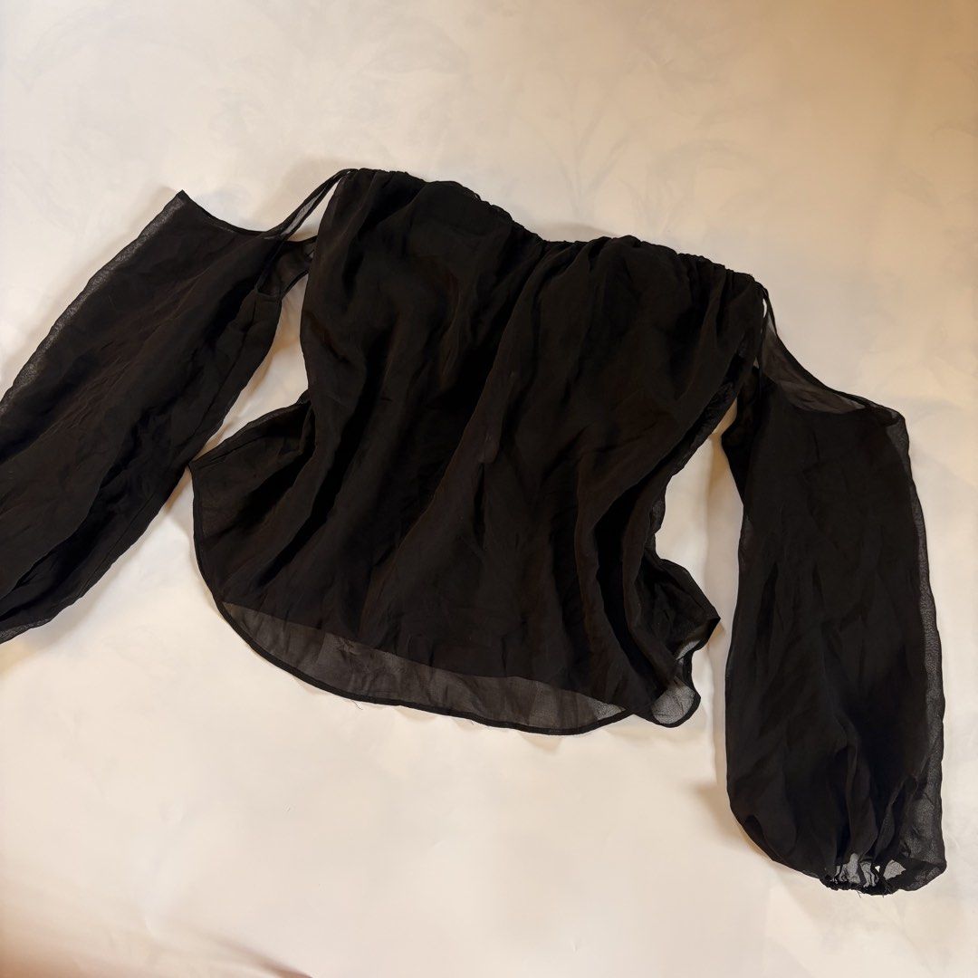 Intrigue couture black off shoulder pretty top (Category: Others Tops) located in Quezon City. Submitted by kaelian_couture (Listing ID 1458817854, Image 2). Description: Super sexy ww.