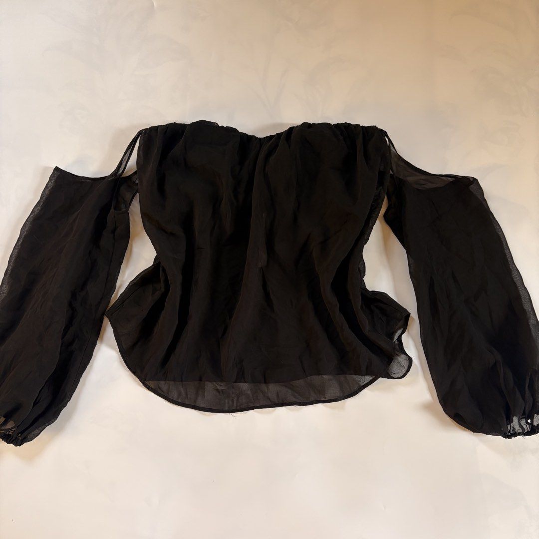 Intrigue couture black off shoulder pretty top (Category: Others Tops) located in Quezon City. Submitted by kaelian_couture (Listing ID 1458817854, Image 1). Description: Super sexy ww.