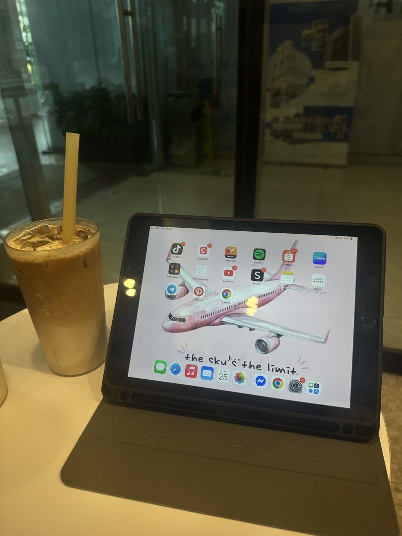 Ipad 6th Generation (Category: iPad) located in Quezon City. Submitted by annaffordableshop (Listing ID 1458802670, Image 3). Description: 32GB Wifi used No issues Comes with 2 free cases.