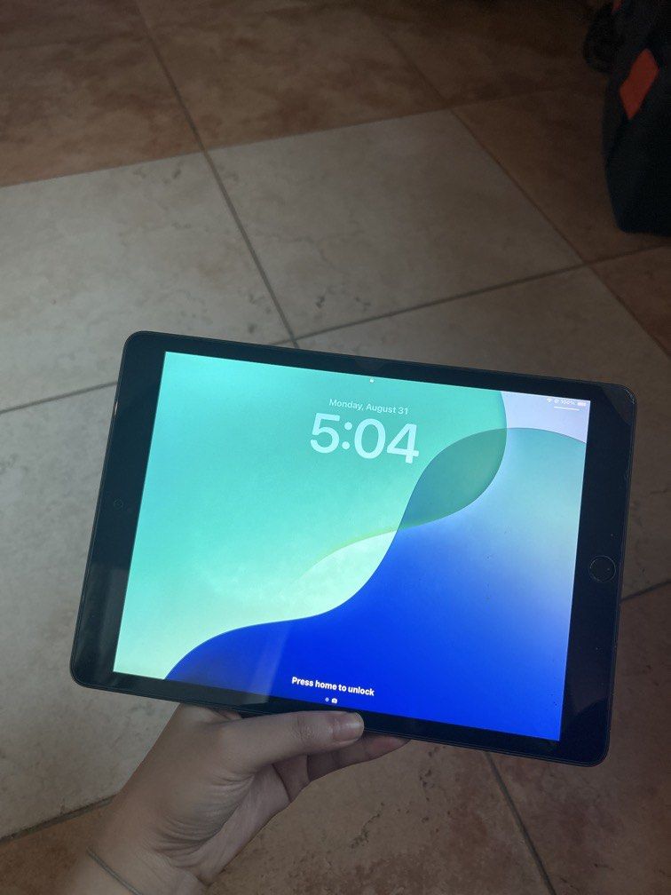iPad 9th gen (64GB, space gray) (Category: iPad) located in San Pablo. Submitted by mallowclouds (Listing ID 1458770622, Image 2). Description: - negotiable, but no lowballing pls - unit only, no charger rfs: upgrade.