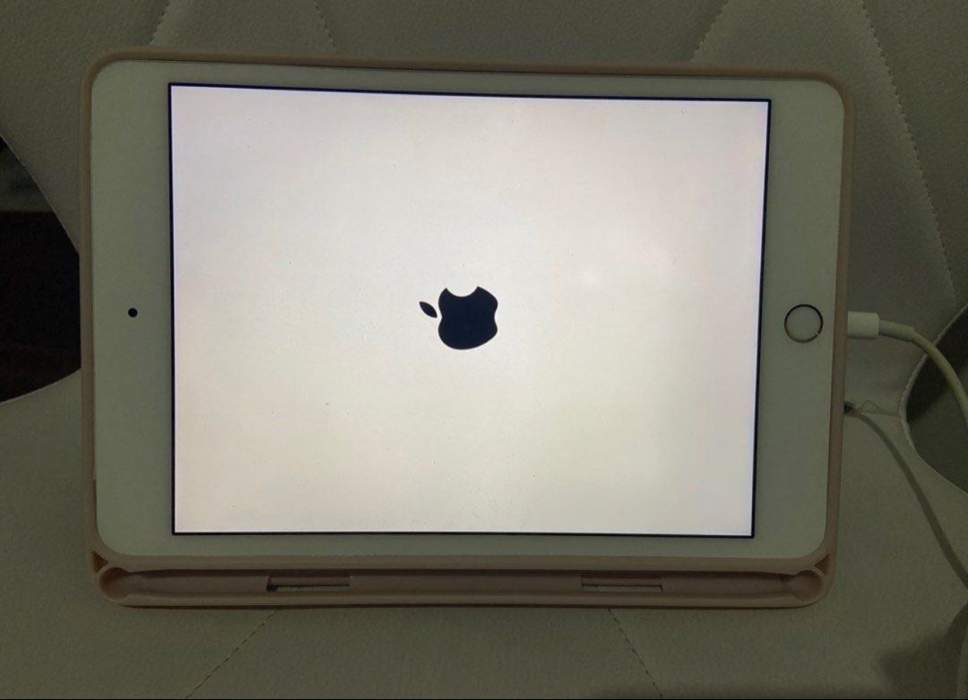 iPad Mini 4 Rose Gold 32 GB (Category: iPad) located in Makati City. Submitted by dopetown (Listing ID 1458745205, Image 3). Description: Rarely used. Like new. Will give ipad case No scratches Rfs: upgrade.