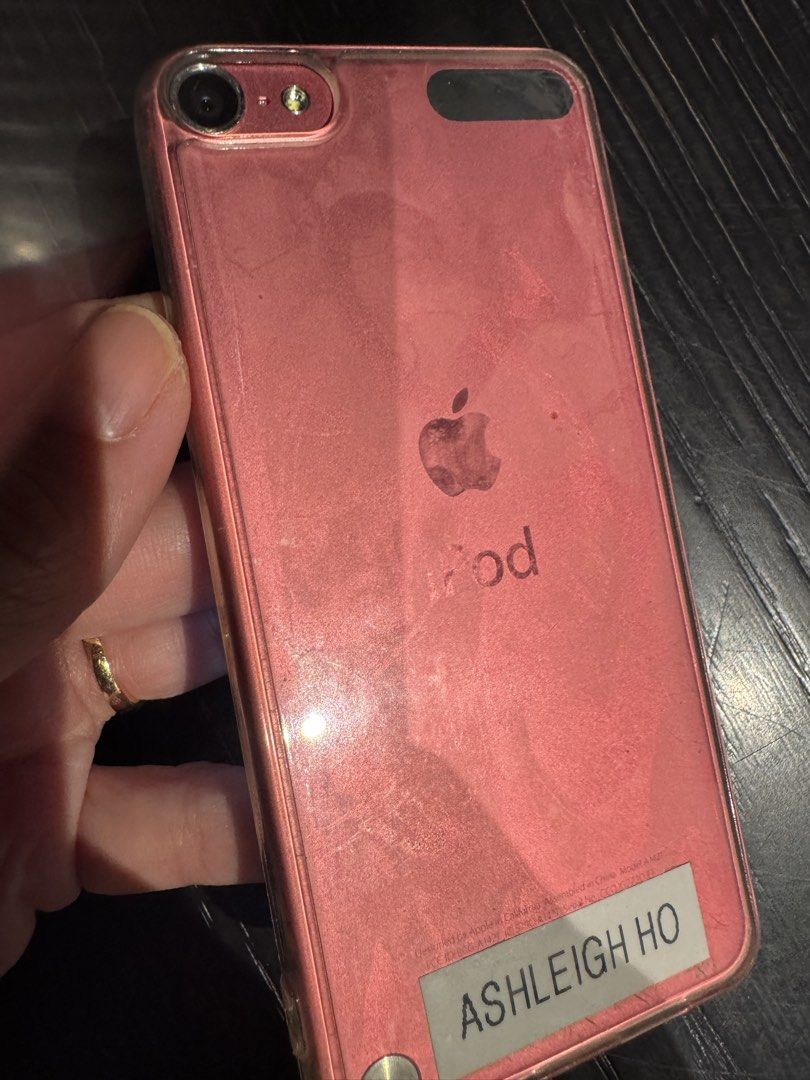 iPod (Category: Portable Music Players) located in Singapore. Submitted by y.v.o.n.n.e (Listing ID 1458705496, Image 6). Description: Only shoes black and white screen The battery depletes needs replacing .