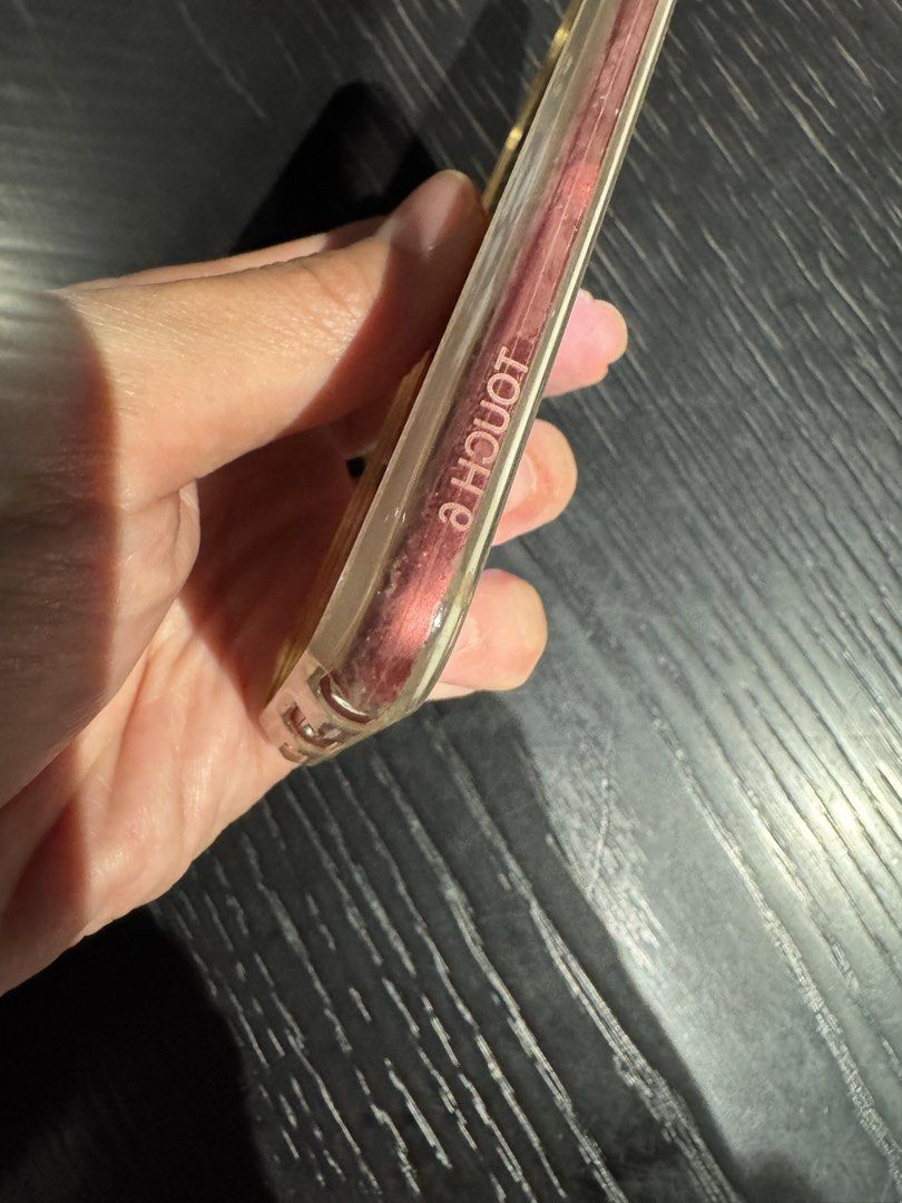 iPod (Category: Portable Music Players) located in Singapore. Submitted by y.v.o.n.n.e (Listing ID 1458705496, Image 4). Description: Only shoes black and white screen The battery depletes needs replacing .