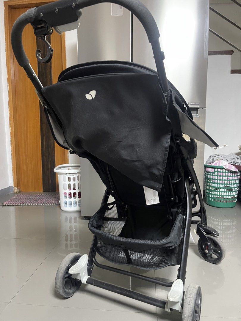 Joie Stroller - Black (Category: Strollers) located in Pasig City. Submitted by preyyyy (Listing ID 1458831929, Image 3). Description: CONDITION: 8/10 ISSUE: bakbak lang sa hood pero lahat all in good condition PRICE: 1k nalang.