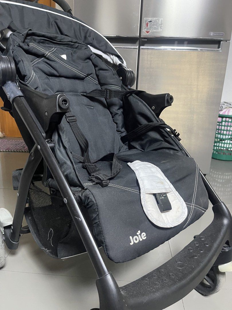Joie Stroller - Black (Category: Strollers) located in Pasig City. Submitted by preyyyy (Listing ID 1458831929, Image 2). Description: CONDITION: 8/10 ISSUE: bakbak lang sa hood pero lahat all in good condition PRICE: 1k nalang.
