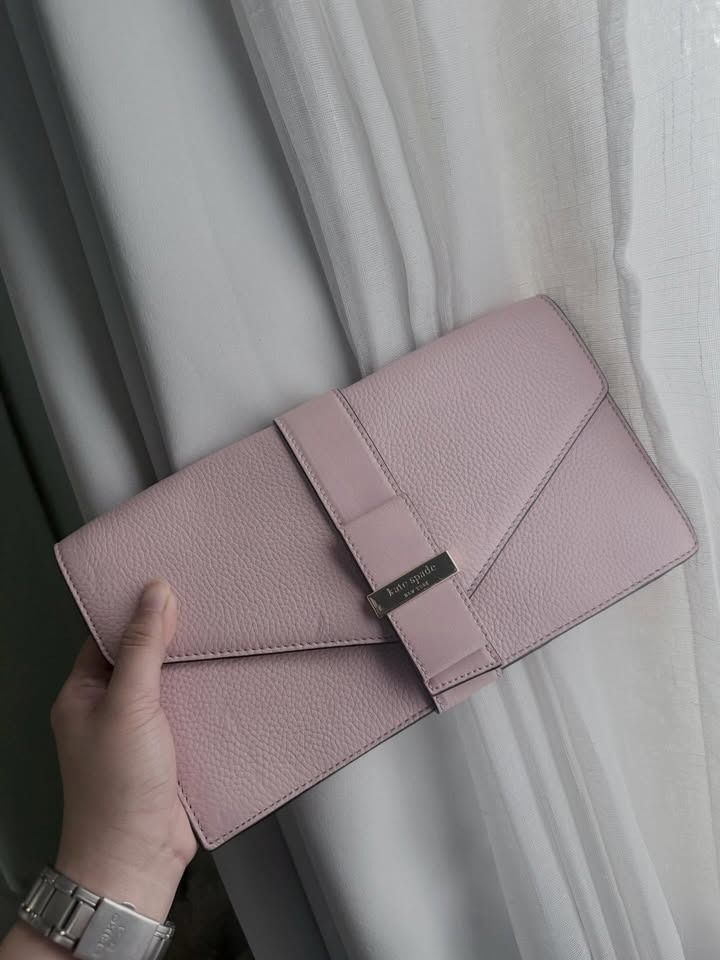 Kate Spade Fold Over Clutch (Category: Clutches) located in Taguig. Submitted by its.angelic.xoxo (Listing ID 1458869002, Image 1). Description: Kate Spade Fold Over Clutch Baby Pink Color Pebbled Lether Used with care 📍Cembo Taguig Delivery fee, care of buyer.