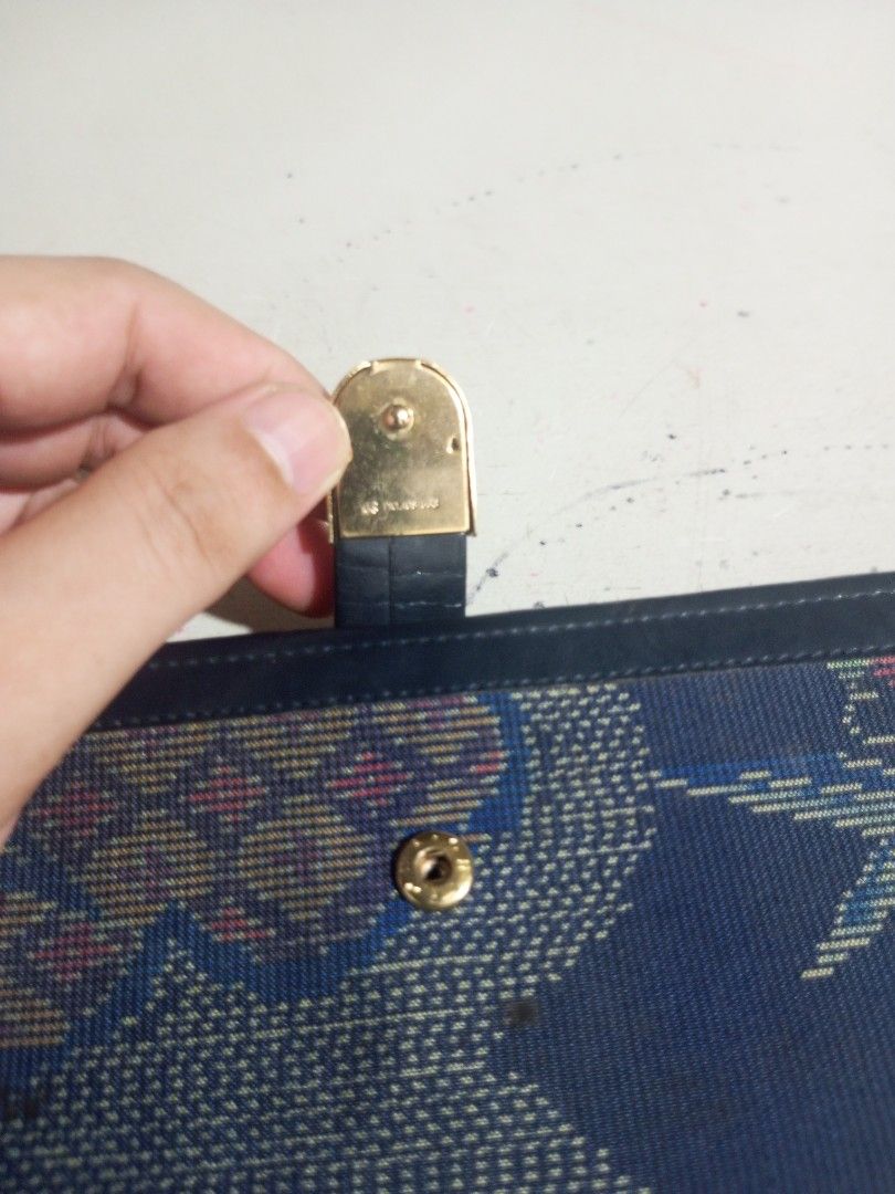 Kisslock Wallet 2way (Category: Luxury Bags & Wallets) located in Infanta. Submitted by joeruarigato (Listing ID 1458838884, Image 3). Description: .