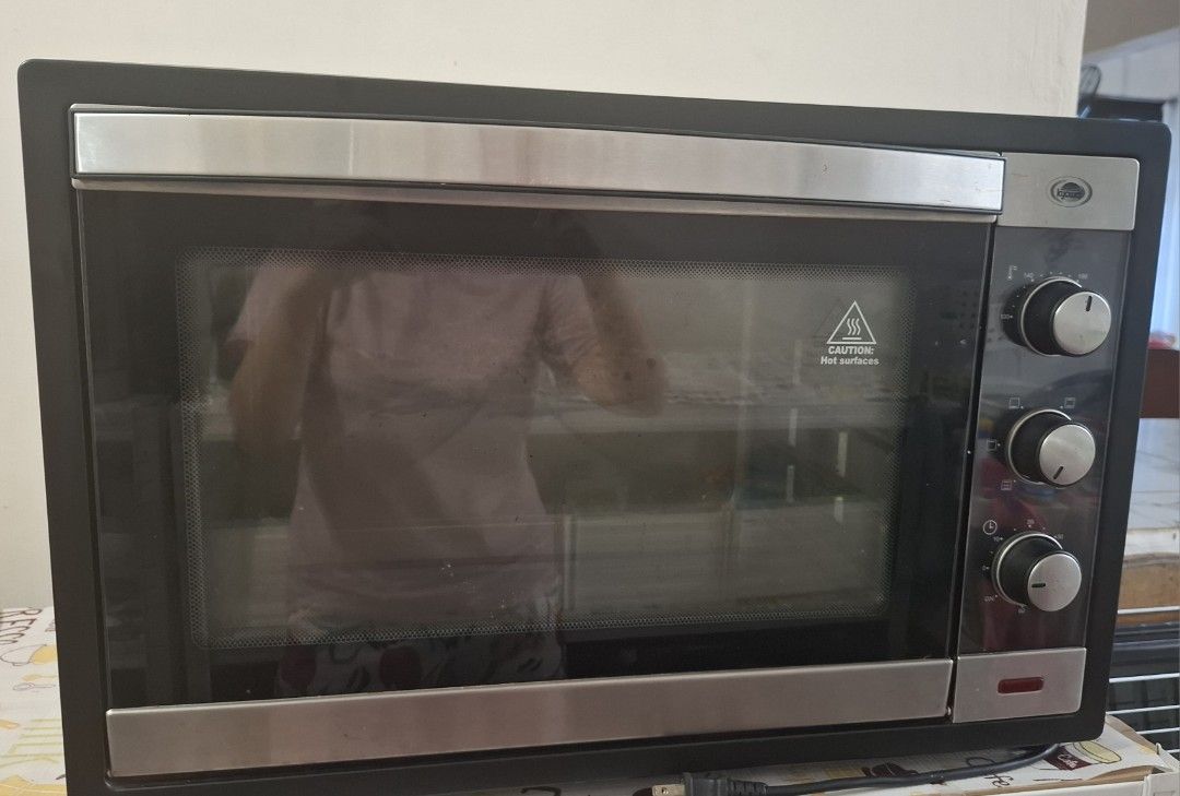 Kyowa 60L electric oven (Category: Ovens & Toasters) located in Batangas. Submitted by ceejayc (Listing ID 1458832400, Image 1). Description: - Three control knobs: temperature, function, and timer - complete accessories, rotisserrie, 1 tray, 1 rack. - malaki sa personal. rfs: nag upgrade ng mas malaki. - kapapalit lang ng heating rod 4pcs up at down. slightly nego..