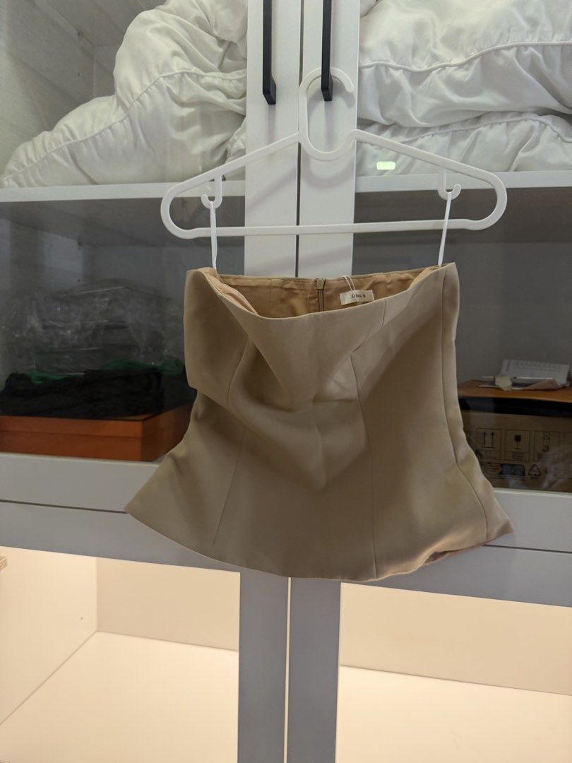 La hoa tube top (Category: Sleeveless) located in Quezon City. Submitted by destashingmycloset (Listing ID 1458696726, Image 1). Description: .