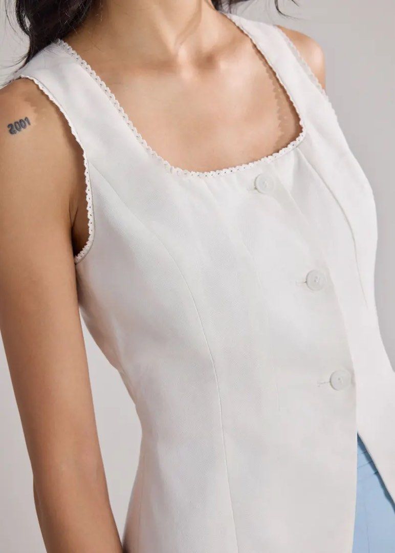 love bonito lace trim fitted top (Category: Sleeveless) located in Cebu City. Submitted by plsbuymyclothes (Listing ID 1458737638, Image 1). Description: with tags 🏷️ site price: 2,790 rfs: decluttering clothes :(.