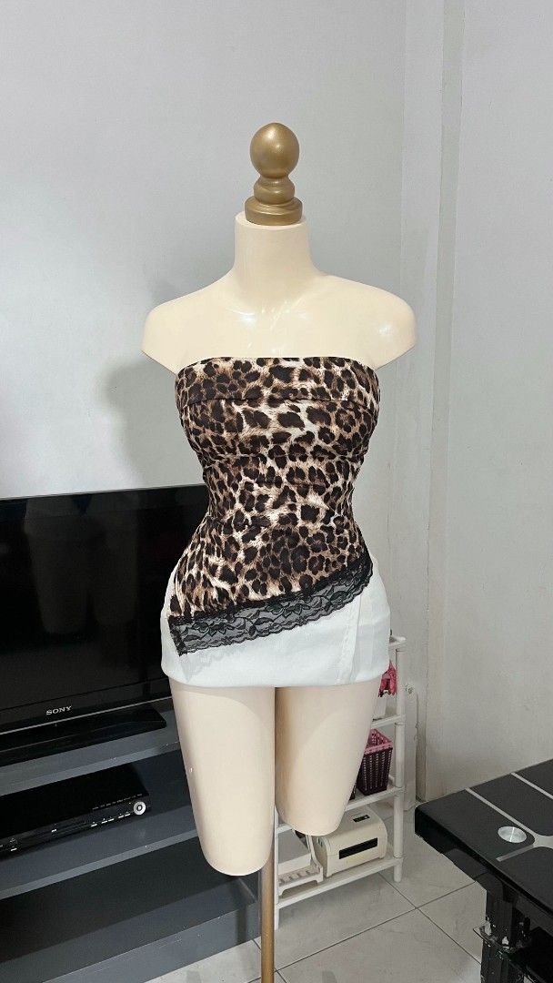 Leopard Print Tube Top with Lace Trim (Category: Others Tops) located in Pasay City. Submitted by zvrinana (Listing ID 1458776312, Image 1). Description: - Cute leopard print tube top - Black lace trim along the hem - Asymmetrical hemline - Versatile for day or night wear - Pairs well with high-waisted bottoms.