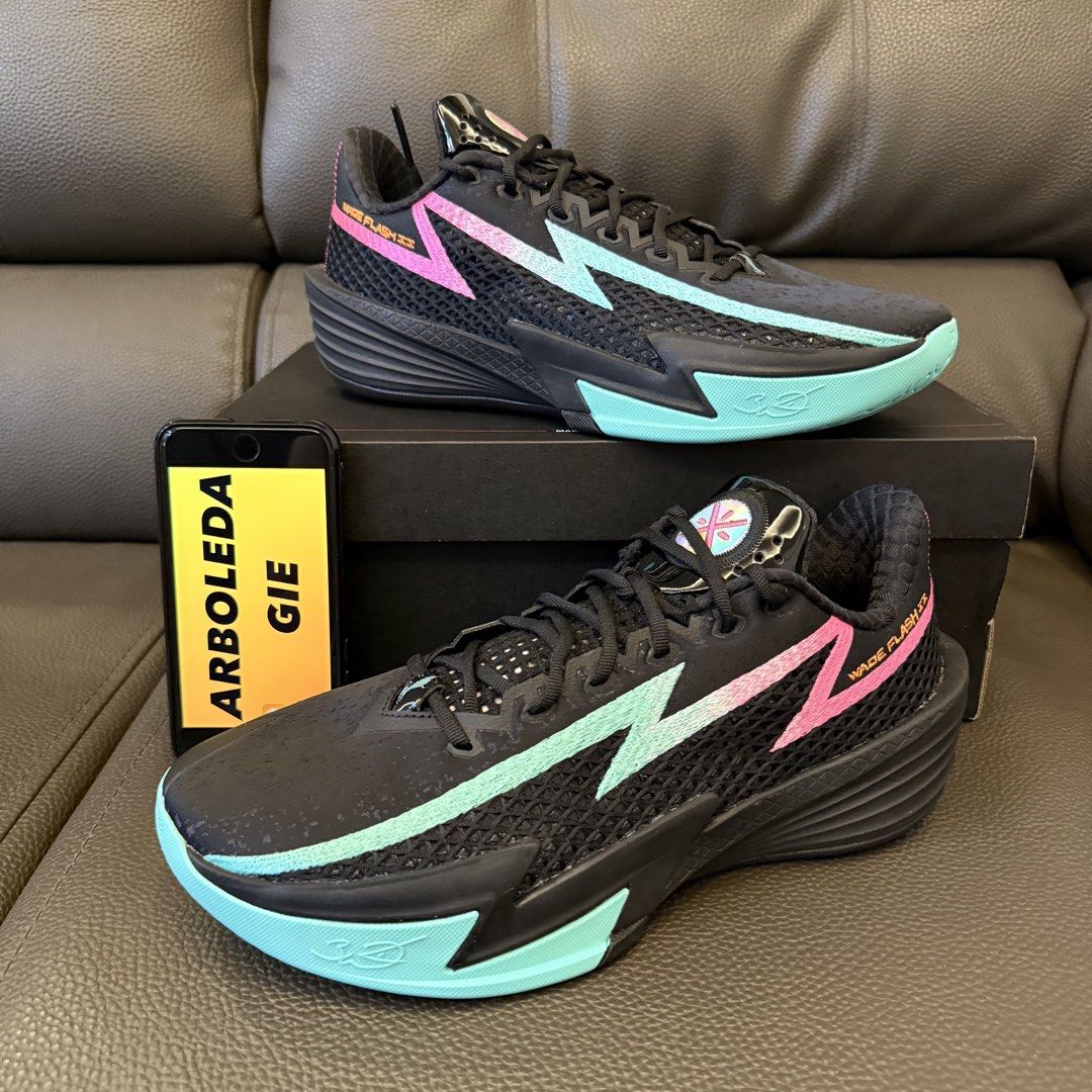 Lining Wade Flash 2 (Category: Sneakers) located in Quezon City. Submitted by giearboleda (Listing ID 1458877794, Image 1). Description: Lining Wade flash 2 size 9.5us / 43euro 2,995php brandnew w box novaliches qc location.
