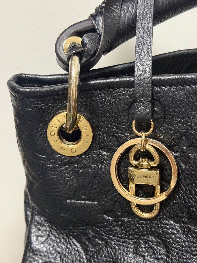 Louis Vuitton Artsy MM Monogram (Category: Luxury Bags & Wallets) located in Quezon City. Submitted by artcatalogueph (Listing ID 1458838350, Image 2). Description: FOR SALE Louis Vuitton Artsy MM Monogram - Coded - Gold hardwares - Clean and very presentable ₱17,000‼️ Meet ups QC commonwealth or Lalamove/Grab delivery within Metro Manila.