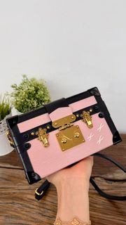 (Category: ) located in . Submitted by sharingwardrobe (Listing ID 1458749548, Image 1). Description: .