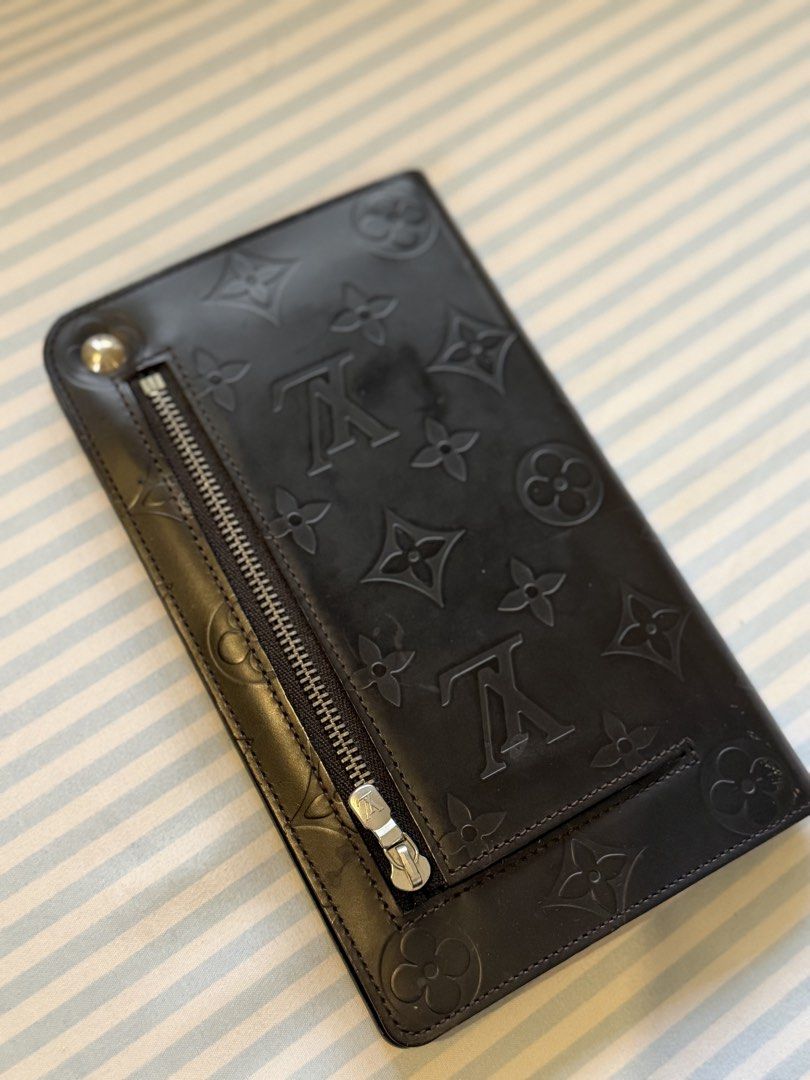 LV Monogram Glace Hoist Organizer wallet (Category: Luxury Bags & Wallets) located in Angono. Submitted by stashbypea (Listing ID 1458775385, Image 1). Description: - Brand: Louis Vuitton -AUTHENTIC and CODED - Model: Monogram Glace Hoist Organizer Wallet - Design: Iconic LV monogram embossed - Features: Zippered compartment, multiple card slots - Material: Smooth, dark finish Condition 6/10 Issue : Rubs (bc of alcohol) but other than that no bak