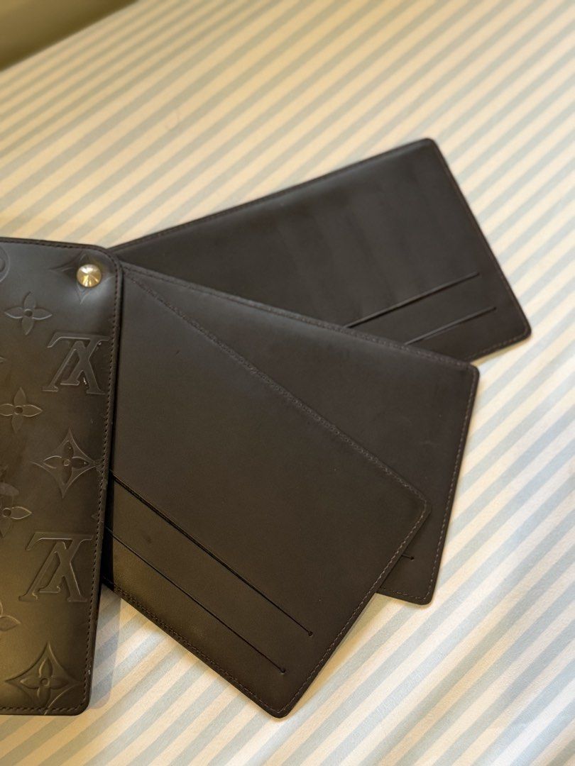 LV Monogram Glace Hoist Organizer wallet (Category: Luxury Bags & Wallets) located in Angono. Submitted by stashbypea (Listing ID 1458775385, Image 2). Description: - Brand: Louis Vuitton -AUTHENTIC and CODED - Model: Monogram Glace Hoist Organizer Wallet - Design: Iconic LV monogram embossed - Features: Zippered compartment, multiple card slots - Material: Smooth, dark finish Condition 6/10 Issue : Rubs (bc of alcohol) but other than that no bak