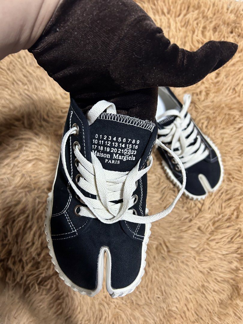 Maison margiela (Category: Sneakers) located in Iloilo. Submitted by thrift-to-thrift-ukay (Listing ID 1458717480, Image 3). Description: Maison Margiela Size 38 24cm Legit Condition 10/10.