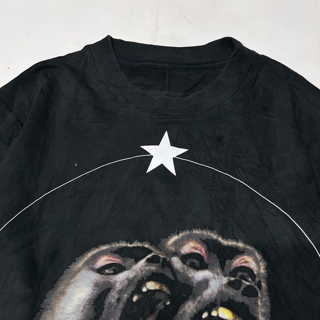 MEDIUM - GIVENCHY RICARDO TISCI MONKEY BROTHERS Print Sweatshirt (Category: Coats, Jackets and Outerwear) located in Manila. Submitted by yeolliteu56214 (Listing ID 1458857890, Image 2). Description: - CUT TAGS! Black Givenchy Rottweiler Sweatshirt - MEDIUM - 26 x 21 - 10/10 color rate LOC: MAKATI CITY .