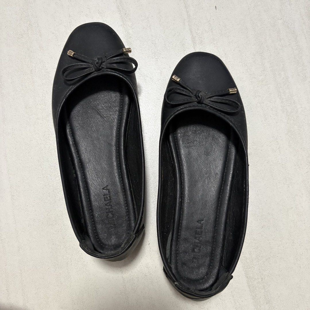 Michaela Fashion Flat Shoes with Bow (Category: Flats & Sandals) located in Navotas City. Submitted by kathyp10 (Listing ID 1458826222, Image 1). Description: - Brand: Michaela - Style: Minimalist Fashion Flat Shoes with Bow - Color: Black - Size: EU 38 (UK 5 / US 7) - Features: Elegant bow detail, comfortable flat design -Price negotiable for sure buyers MOP: Gcash, GoTyme MOD: Lalamove, J&T.