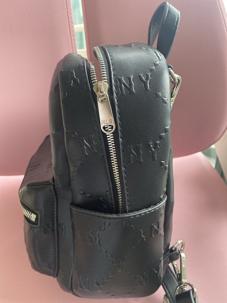 MLB mini backpack （分類：背囊）位於 Hong Kong。 由 hernandezg73645 提交（商品編號 1458701411，圖片 2）。簡介： Used once Small leather size What you see is what you get Only meet up Sundays Sf Sundays 。