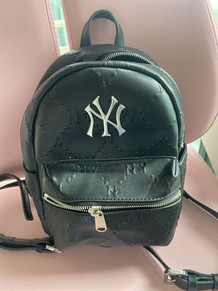 MLB mini backpack （分類：背囊）位於 Hong Kong。 由 hernandezg73645 提交（商品編號 1458701411，圖片 1）。簡介： Used once Small leather size What you see is what you get Only meet up Sundays Sf Sundays 。