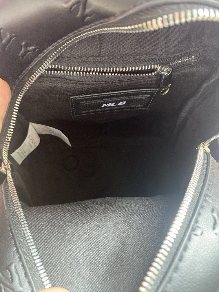 MLB mini backpack （分類：背囊）位於 Hong Kong。 由 hernandezg73645 提交（商品編號 1458701411，圖片 5）。簡介： Used once Small leather size What you see is what you get Only meet up Sundays Sf Sundays 。