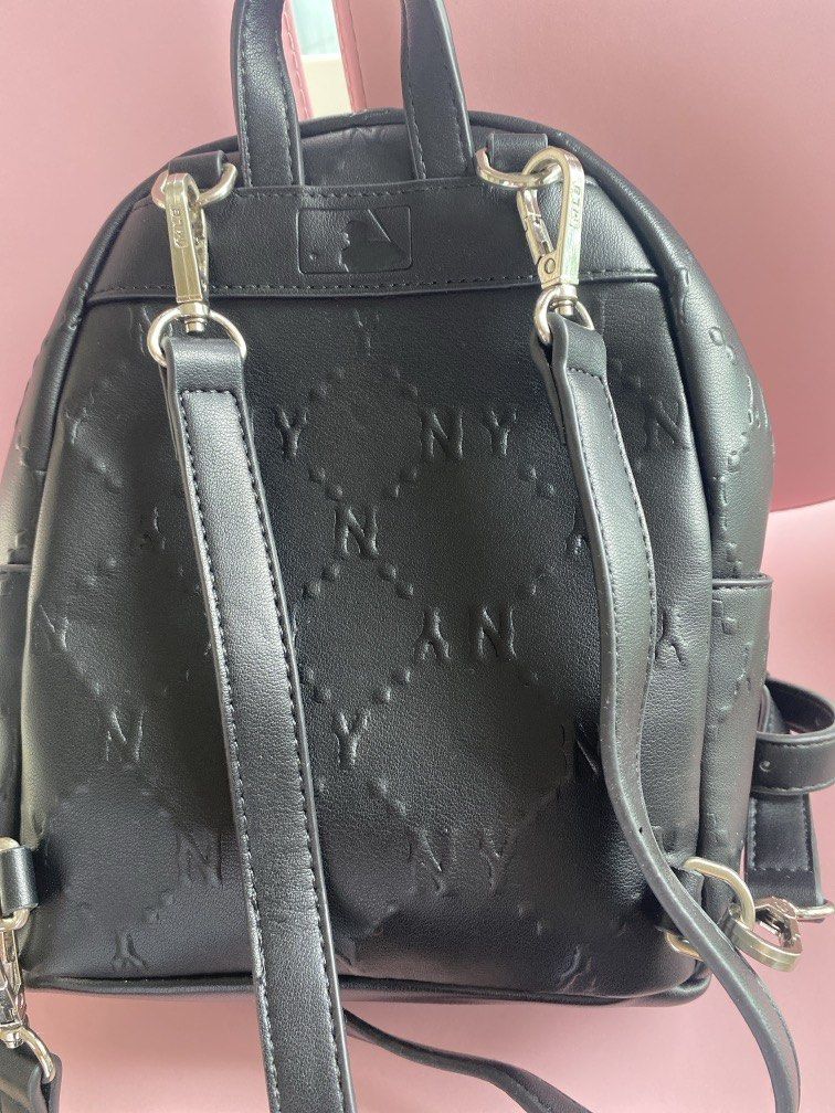 MLB mini backpack （分類：背囊）位於 Hong Kong。 由 hernandezg73645 提交（商品編號 1458701411，圖片 3）。簡介： Used once Small leather size What you see is what you get Only meet up Sundays Sf Sundays 。