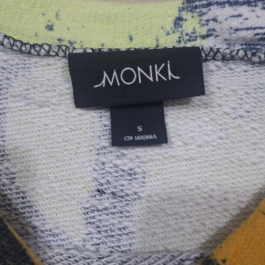 Monki Abstract Print Cropped Sweatshirt Size S-M (Category: Longsleeves) located in Manila. Submitted by itsveeagain (Listing ID 1458834939, Image 3). Description: Monki cropped sweatshirt w/ yellow, blue, and white brush stroke print on dark fabric. Very comfortable. Can fit up to M. Thrifted this in Singapore but used it only once for a photoshoot. rfs: cleaning out my closet ^_^.