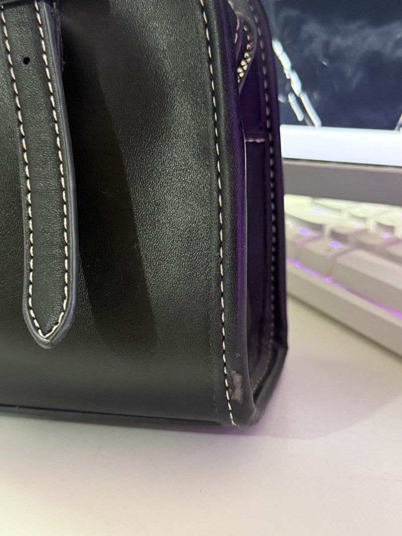 Mossdoom shoulder bag (Category: Shoulder Bags) located in Cabuyao City. Submitted by yenv1 (Listing ID 1458764559, Image 3). Description: Mossdoom Shoulder Bag ₱200 - Check last pic for flaws.