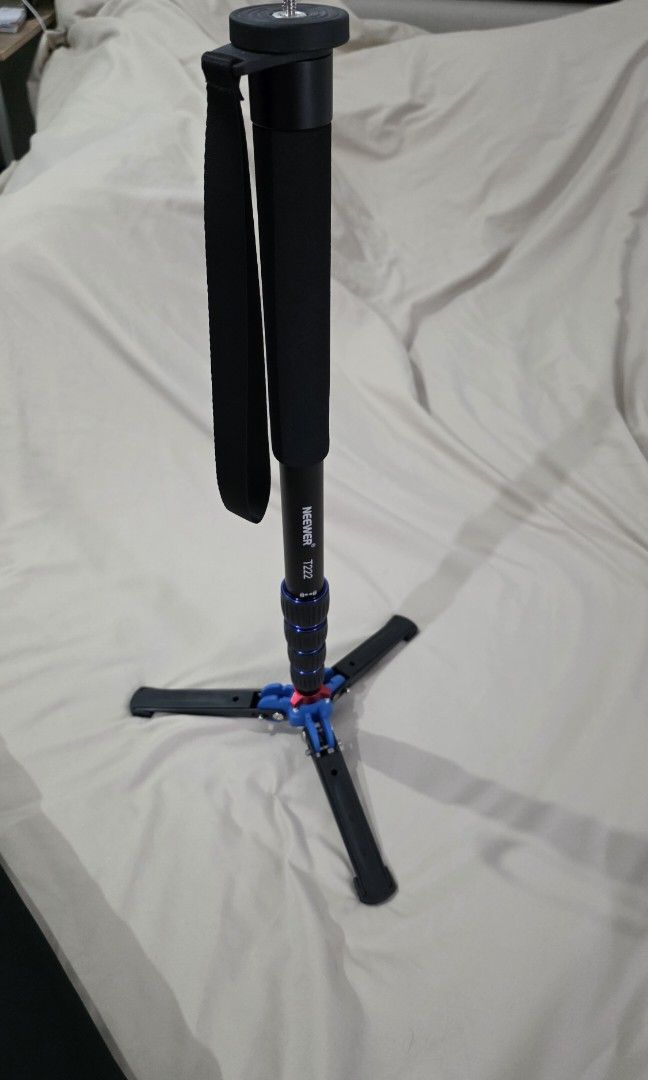 Neewer T222 extendable camera monopod (Category: Tripods & Monopods) located in Quezon City. Submitted by sicnarf19 (Listing ID 1458752075, Image 2). Description: Neewer T222 extendable camera monopod. specifications: - Aluminum alloy built - 5-section tube Diameter:25-22-19-16-13mm - Load Capacity: 11 lbs/5 kg - Net Weight:1.3 lbs/0.6 kg - Maximum Height: 66"/168 cm - Minimum Height: 20.5"/52 cm - Monopod Top Connection Screw: 1/4" - Monopod Bot
