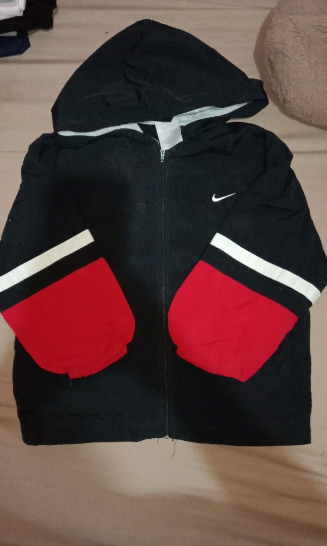 Nike hoodie for kids (Category: Babies & Kids Fashion) located in Baguio. Submitted by chaory (Listing ID 1458826868, Image 1). Description: excellent condition legit pwede till 5T if petit windbreaker.