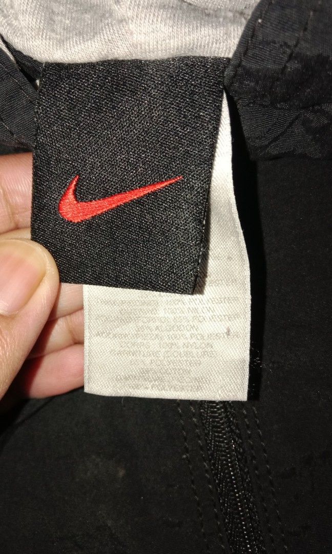 Nike hoodie for kids (Category: Babies & Kids Fashion) located in Baguio. Submitted by chaory (Listing ID 1458826868, Image 3). Description: excellent condition legit pwede till 5T if petit windbreaker.