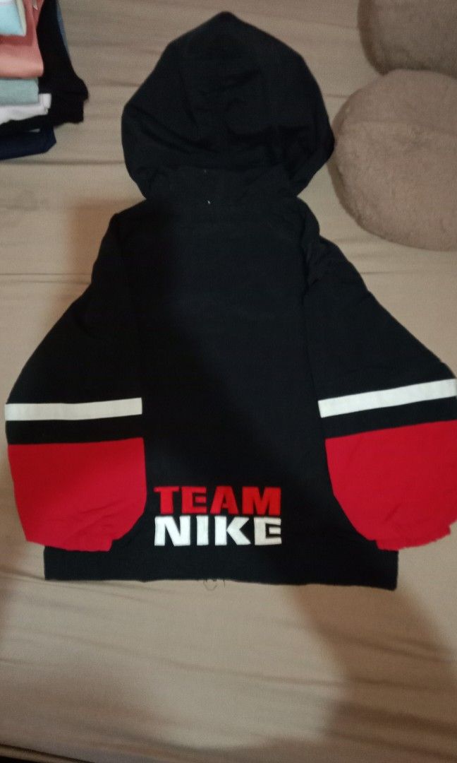 Nike hoodie for kids (Category: Babies & Kids Fashion) located in Baguio. Submitted by chaory (Listing ID 1458826868, Image 2). Description: excellent condition legit pwede till 5T if petit windbreaker.