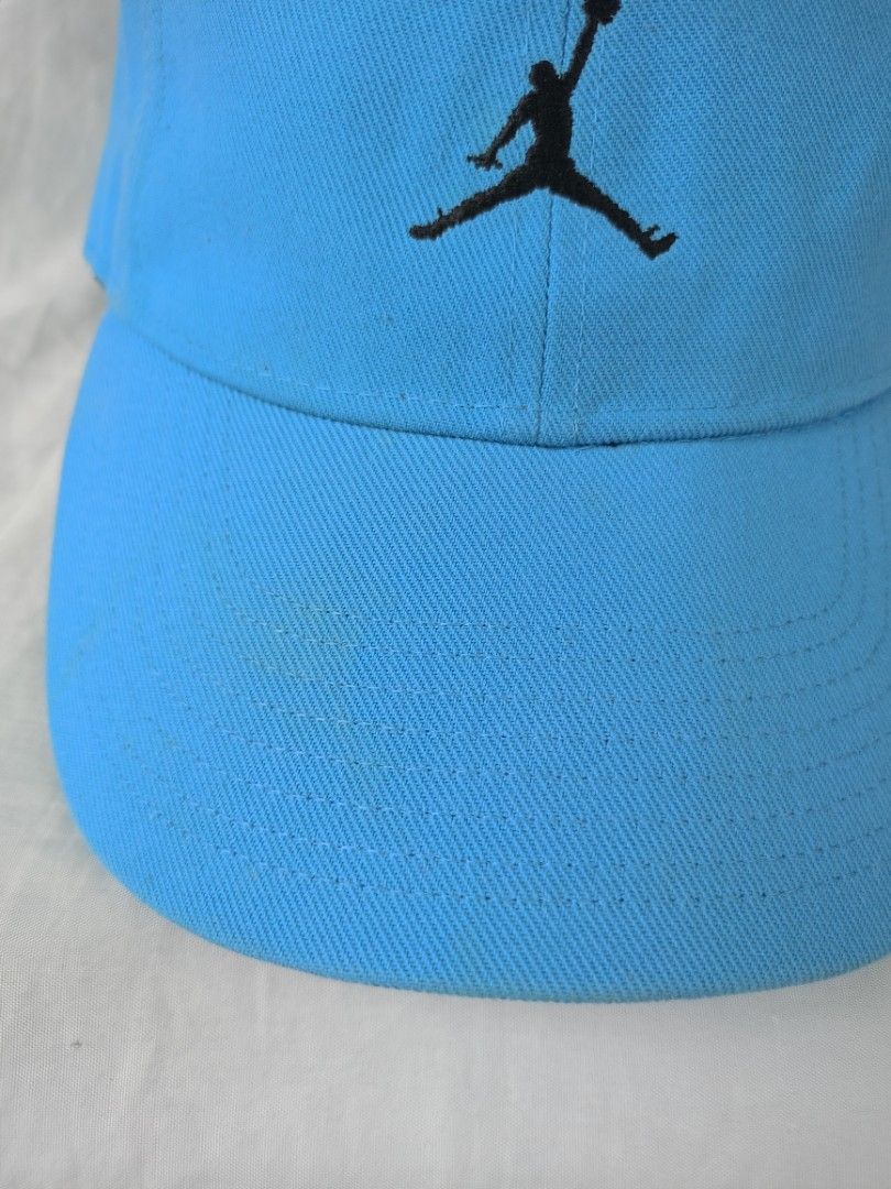 Nike Jordan Jumpman Blue Baseball Cap (Category: Caps & Hats) located in Santiago. Submitted by street.hustlin (Listing ID 1458709449, Image 2). Description: - Classic blue Nike Jordan cap - Features iconic embroidered Jumpman logo on the front - Adjustable strap at the back for a custom, comfortable fit - Interior sweatband with all-around Jumpman branding - Ideal for everyday style or any dedicated Jordan enthusiast one size fits all minimal DI